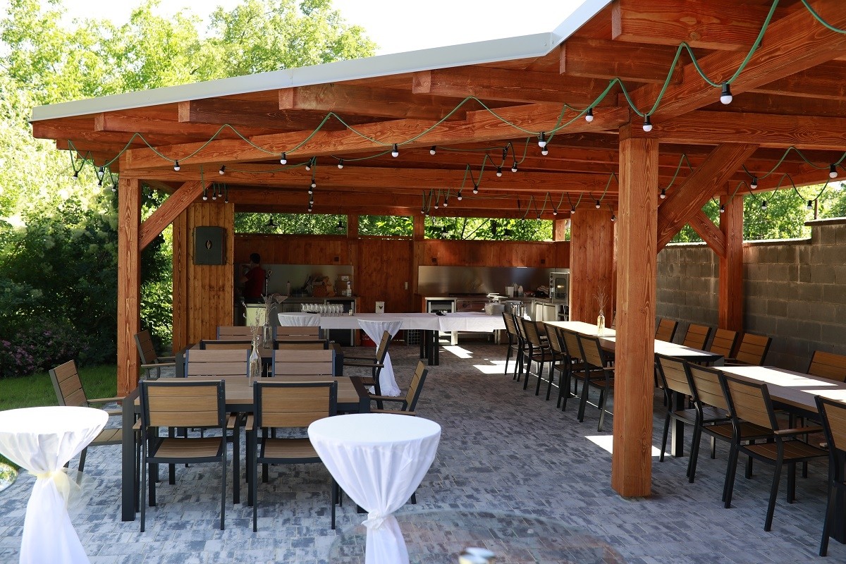 Venkovní posezení s grilem