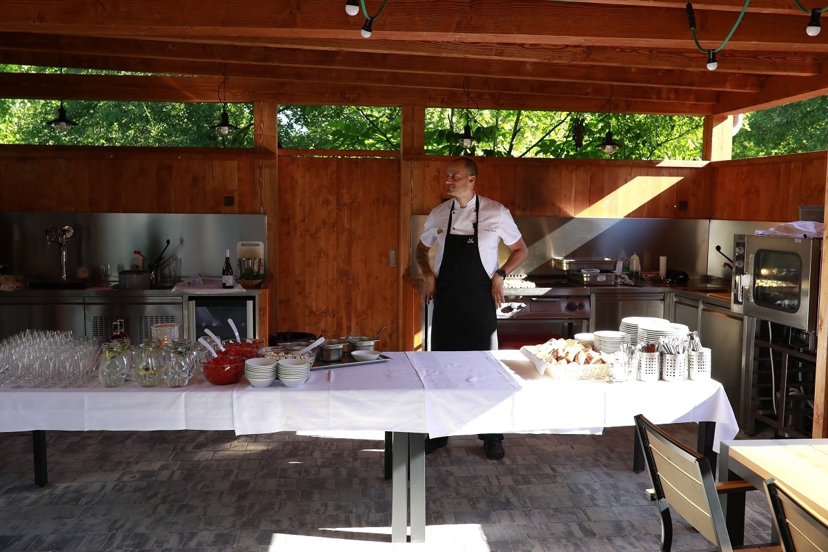 Venkovní posezení s grilem - fotografie 3